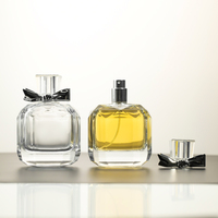 Flacon de parfum carré/cube en cristal épais à facettes de 100 ml avec couvercle nœud argenté détachable et emballage carton pour fragrance haut de gamme