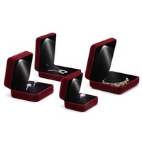 Coffret à bijoux en velours rouge EVERWIN avec lumière, étui de rangement pour boucles d'oreilles et bagues, fermeture à couvercle rectangulaire, couleur unie