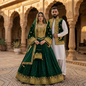 Robe de soirée longue en satin de coton vert brodé, style royal, sans plis, avec détails dorés et manches longues - Product Image 2