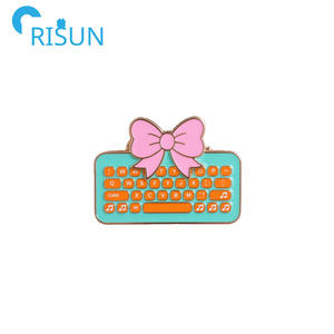 Fabrication Keycaps Air Clavier Émail Pin Logo Personnalisé <span class=keywords><strong>Disquette</strong></span> Keycap Doux Dur Émail Badge Pin Broche Teclado Aimant Pins - Product Image 5