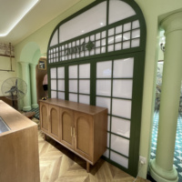 Aménagement intérieur de magasin de vêtements, personnalisation complète de la pièce, présentoirs pour magasin de vêtements, étagères de présentation de vêtements, décoration