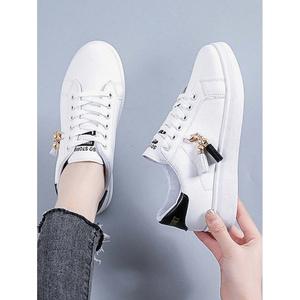 Scarpe Sportive da Donna con Suola Spessa Antiscivolo in Gomma con Design a Lettere e Lacci Stile Skate per Camminata - Product Image 2