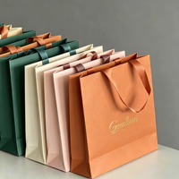 Sac cadeau en papier cartonné blanc de luxe, impression de logo personnalisée, poignée renforcée, capacité de charge de 6 à 9 kg, emballage haut de gamme pour parfums, cosmétiques, boutique