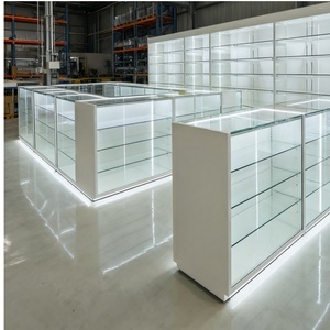 Vetrina di Lusso in Vetro Bianco per Esporre Cosmetici e Creme Corpo, Scaffali Personalizzati per Negozi con Ripiani in Legno - Product Image 3