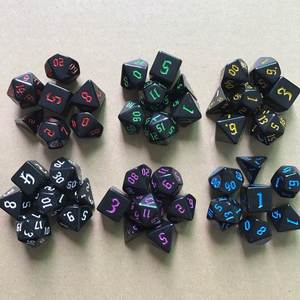 Ensemble de dés polyédriques D&D noirs avec numéros colorés pour les jeux de rôle Dungeons and Dragons - Product Image 1