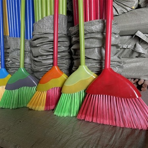 Balais en bois pour le nettoyage en gros à moins d'un dollar - Product Image 1