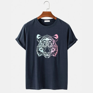 เสื้อยืดผู้ชายแฟชั่นใหม่ คุณภาพสูง ระบายอากาศได้ดี ผ้าฝ้าย 100% ผ้าแคนวาสเนื้อแน่น สไตล์ลำลอง สตรีทแวร์ แห้งเร็ว เป็นมิตรกับสิ่งแวดล้อม รับสกรีนโลโก้ - Product Image 1