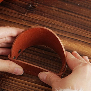 Support de téléphone en cuir PU, idéal pour les personnes paresseuses regardant des séries télévisées, support de téléphone pliable créatif pour bureau, cadeau promotionnel. - Product Image 5