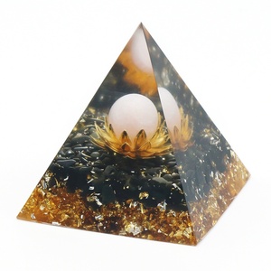 Pyramide décorative en cristal naturel poli de 6 cm avec gravier et motif lotus pour la décoration intérieure et la guérison spirituelle - Product Image 5