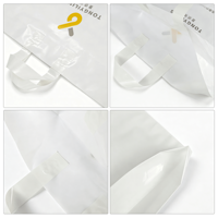 Bolsa de Compras de Plástico LDPE Reciclable con Asa de Lazo Suave y Logotipo Personalizado para Ropa, Ropa Interior y Calcetines