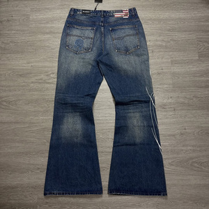 Pantalones Vaqueros Anchos Personalizados al por Mayor para Hombre con Estampado de Líneas Cursivas Blancas, Vaqueros Vintage Lavados, Corte Acampanado para Y2K - Product Image 2