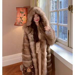 Cappotto Invernale di Lusso alla Moda con Cappuccio, Stile Lungo in Pelliccia di Zibellino per Signore - Product Image 4