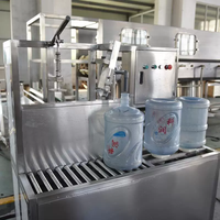 Machine de remplissage et de bouchage semi-automatique pour bouteilles d'eau, équipement de pressage de bouchons à alimentation par baril, en acier inoxydable, personnalisable