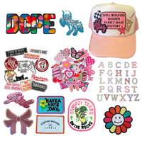 Patchs thermocollants mignons en tissu chenille brodés sur mesure avec lettres en relief et sequins pour casquettes de camionneur