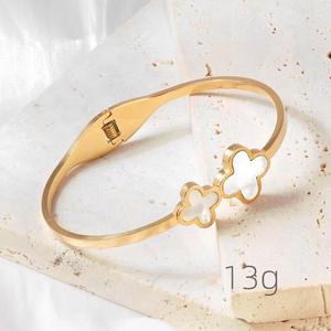 Bracelet jonc en acier inoxydable plaqué or 18 carats, motif trèfle et coquillage, pour femme - Vente en gros - Product Image 3