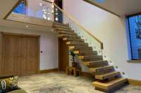 Design moderne d'escalier de haute qualité avec matériau en bois massif adapté aux lofts de villa et à la décoration intérieure de la maison