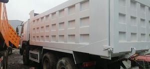 รถบรรทุกหนักมือสอง 6x4 10 ล้อ รับน้ำหนัก 31-40 ตัน เครื่องยนต์ดีเซล ยูโร 2 พวงมาลัยซ้าย เกียร์ธรรมดา แอร์ - Product Image 2