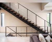 Rampe d'escalier en bois antique avec balustrade et main courante en bois