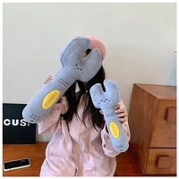 Peluche Super Douce et Mignonne en Forme de Marteau et Clé à Molette 3D, Poupée Rembourrée avec Visage Souriant et Étiquette Jaune