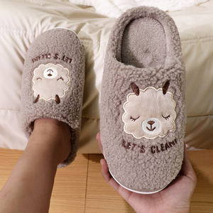 Nouvelles pantoufles personnalisées en PVC pour femmes, doublure en peluche, pantoufles de luxe pour femmes avec de bons produits - Product Image 2