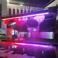 Fontaine numérique moderne à rideau d'eau, cascade colorée, mur d'eau, installation commerciale extérieure sur site