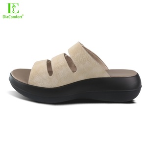 Sandales compensées noires décontractées pour hommes, à scratch, rehaussantes, orthopédiques pour diabétiques, de type claquettes, de fabrication OEM - Product Image 3