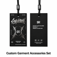 Étiquettes volantes streetwear en carton noir, personnalisées avec logo géométrique en feuille d'argent et gaufrage UV, style luxe sombre pour vêtements hip-hop