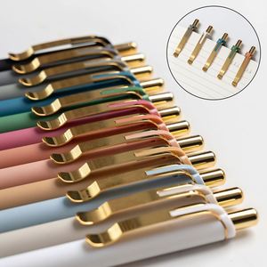 Stylos à bille noirs à pointe moyenne 1 mm avec grip super doux, stylo à bille rétractable pour hommes et femmes - Product Image 4
