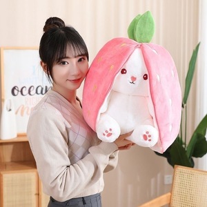 Peluches et coussins en gros : Lapin fraise transformable en petit lapin carotte, cadeau d'anniversaire, rembourrage en coton PP, sac en filet - Product Image 4