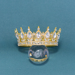 Couronne ronde baroque dorée 2025 pour décoration de gâteau, diadème en strass, accessoires décoratifs pour fête de Noël et bouquets - Product Image 1