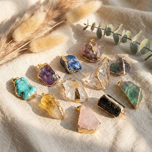 थोक प्राकृतिक कच्चे क्रिस्टल पेंडर सोने की प्लेटेड एज उपचार पत्थर के लिए चार्म्स अमेथिस्ट गुलाब क्वार्ट्ज - Product Image 1