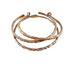 Bracelet en cuivre massif torsadé traditionnel ayurvédique, trio de bijoux en métal à la mode, design exquis - Product Image 1