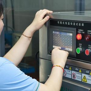 Ruban adhésif en aluminium avec revêtement en PET résistant à la chaleur et ruban d'emballage pour l'assemblage <span class=keywords><strong>de</strong></span> panneaux solaires et l'isolation par réflexion thermique - Product Image 4