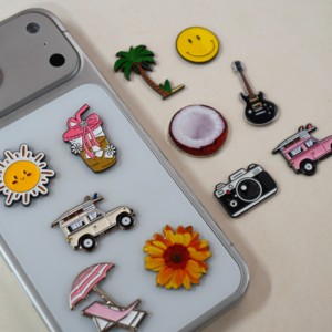Pin Metálico Personalizado de Zinc y Hierro Esmaltado con Relieve, Temática <span class=keywords><strong>Vacaciones</strong></span> de Verano: Sol, Palmera, Cámara, Coche, Guitarra, Flor - Product Image 2