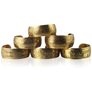 <span class=keywords><strong>Bracelet</strong></span> tibétain en métal sculpté à la main pour femmes avec une fleur de cerisier, <span class=keywords><strong>bracelet</strong></span> large gravé à la main vintage, fleur de <span class=keywords><strong>lotus</strong></span> - Product Image 1