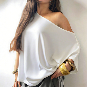 Haut asymétrique à épaules dénudées – T-shirt ample à manches mi-longues de couleur unie - Product Image 3