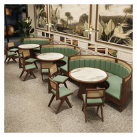 Chaise de salle à manger, dossier en cannage tressé sur structure en bois massif brun chaud, assise rembourrée verte pour restaurant, café et cantine
