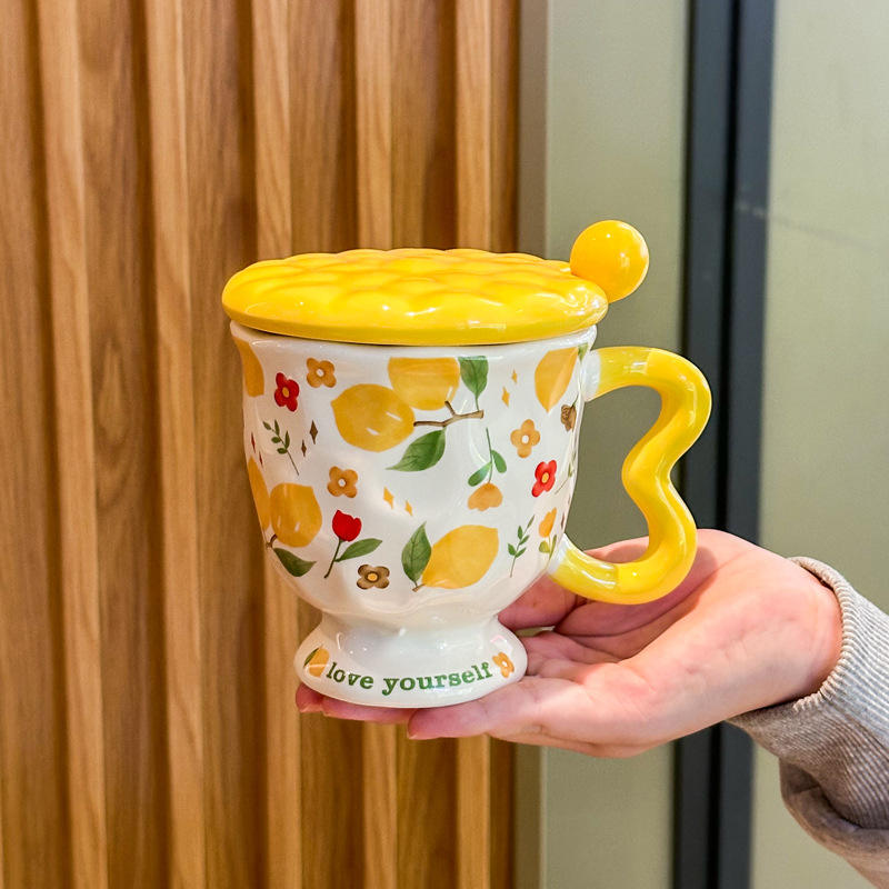 Couvercle de tasse jaune citron avec cuillère.