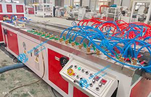 Machine d'extrusion de profilés multifonctionnels en PVC, WPC, <span class=keywords><strong>polystyrène</strong></span> pour cadres de portes creux, architraves, encadrements et jambes, avec double vis motorisée - Product Image 5