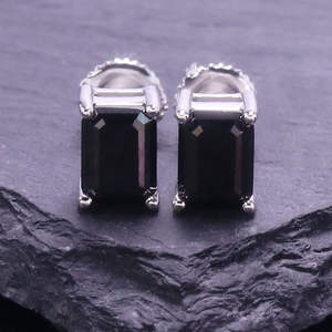 Pendientes de piedra arenisca negra con tachuelas plateadas, corte esmeralda, 1 quilate, 5x7 mm - Product Image 2