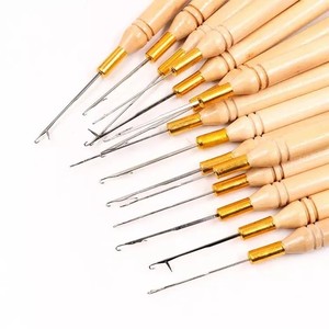 Kit d'aiguilles à boucle pour extensions capillaires avec manche en <span class=keywords><strong>bois</strong></span>, crochet métallique et perles en silicone microlink, résistant à la rouille - Product Image 1