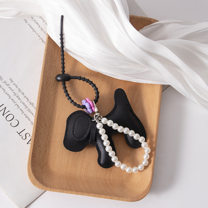 Nouveau porte-clés chien en cuir PU, motif chiot de dessin animé tissé multicolore, avec pendentif sac et décoration chaîne de perles, sérigraphié - Product Image 3