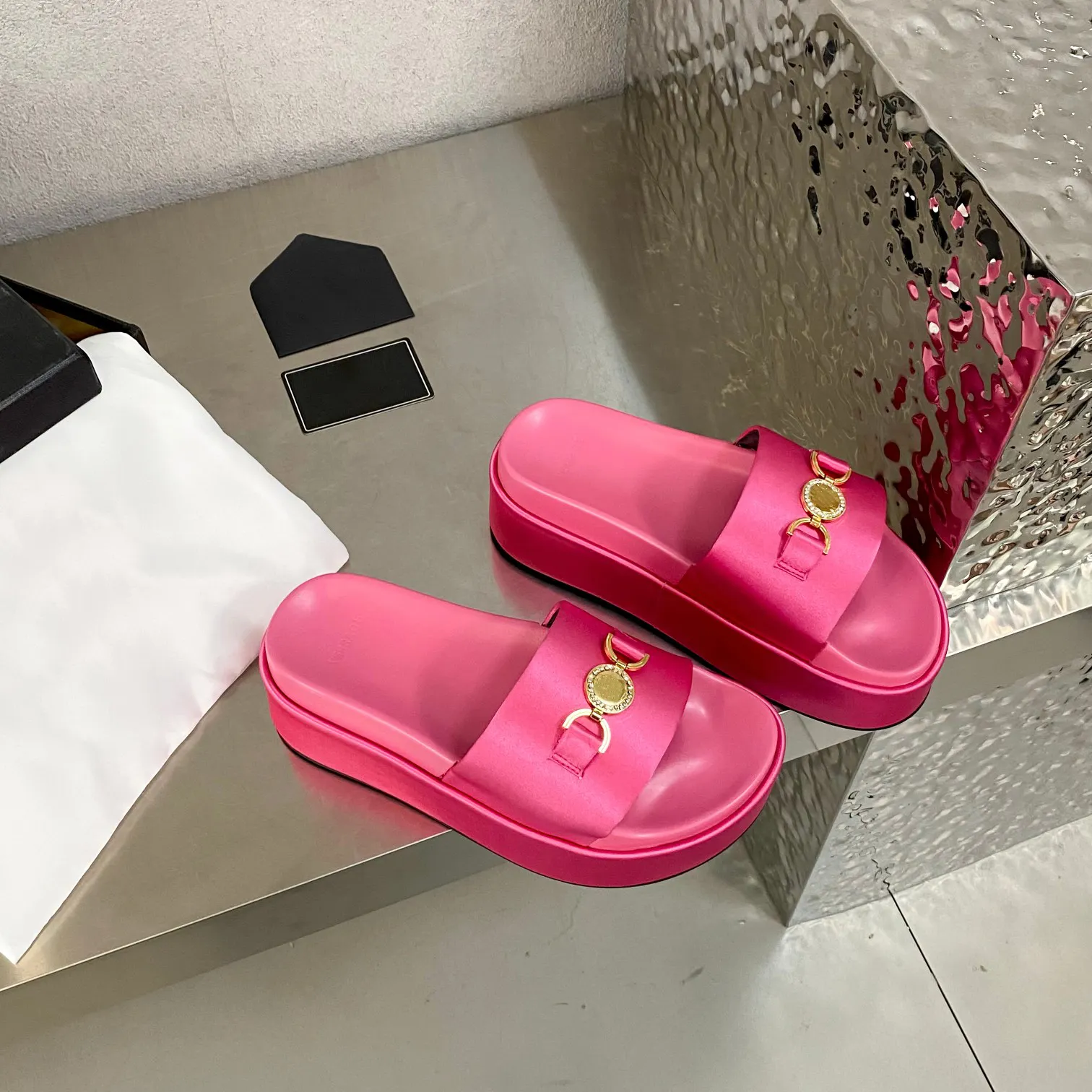 Kadın platformu slaytlar sandalet tıknaz platformu Slip-On düz ayakkabı saten Sandal ile kristal-süslenmiş açık ayak daireler boyutu 43
