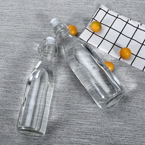 <span class=keywords><strong>Botella</strong></span> <span class=keywords><strong>de</strong></span> vidrio redonda cuadrada transparente con tapa acanalada 250ml 500ml 750ml Botellas abatibles <span class=keywords><strong>de</strong></span> plástico con hebilla <span class=keywords><strong>de</strong></span> acero inoxidable - Product Image 1
