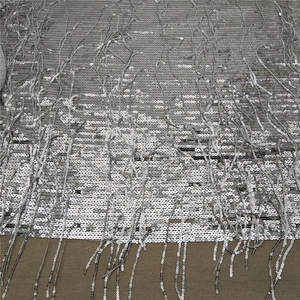 ผ้าลูกไม้ปักลายดอกไม้ประดับเลื่อมและพู่ห้อยสีเงิน ดีไซน์หรูหราและเซ็กซี่ ผลิตจากโพลีเอสเตอร์ 100% เหมาะสำหรับชุดราตรีและชุดเจ้าสาวสุดหรู - Product Image 1