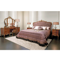 Lit Queen Size Classique Français : Ensemble de Chambre à Coucher en Bois Sculpté à la Main avec Tête de Lit Capitonnée Rose Poudré et Coiffeuse Assortie