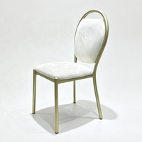 Chaise d'événement empilable en métal doré avec poignée intégrée dans le dossier et coussin blanc pour hôtels et salles de banquet