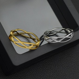 Meilleures ventes : Bagues unisexes en acier inoxydable, design simple ajouré et irrégulier, style luxe discret, bijoux en gros - Product Image 3