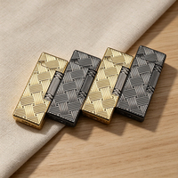 BD309-4 Briquet en métal à flamme nue, avec motif tissé en relief et meule, rechargeable, vente en gros