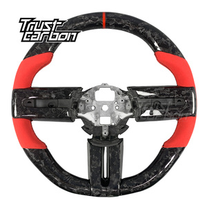 Volant en fibre de carbone forgé personnalisé avec poignées rouges pour <span class=keywords><strong>Ford</strong></span> <span class=keywords><strong>Mustang</strong></span> Shelby <span class=keywords><strong>GT</strong></span> GT500 Coupé S197 Série 2005-2014 - Product Image 1